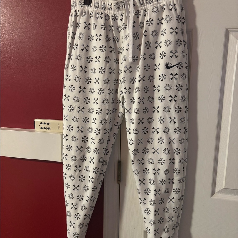 Nike White and Black Patterned Sweatpants - Size Large, 3 pockets